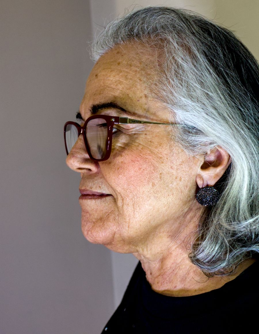 Retrato de perfil de uma senhora de cabelos grisalhos e óculos